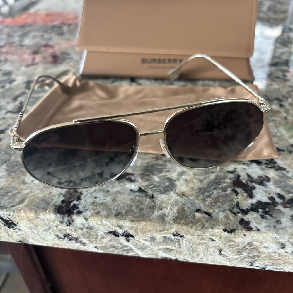 Burberry 💯 authentic aviator sunglasses